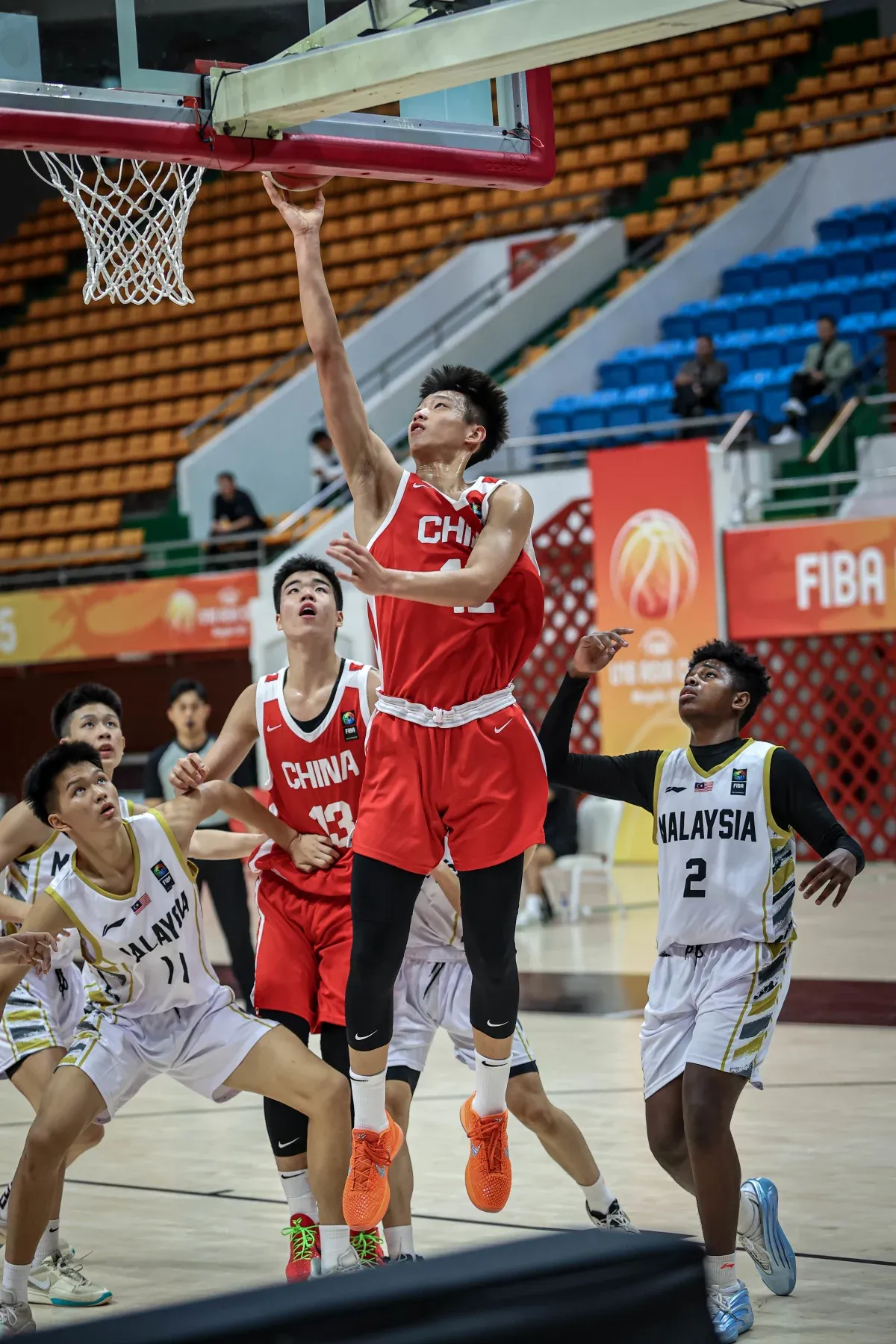 亚洲杯篮球赛继续进行，新星崛起梦想成真