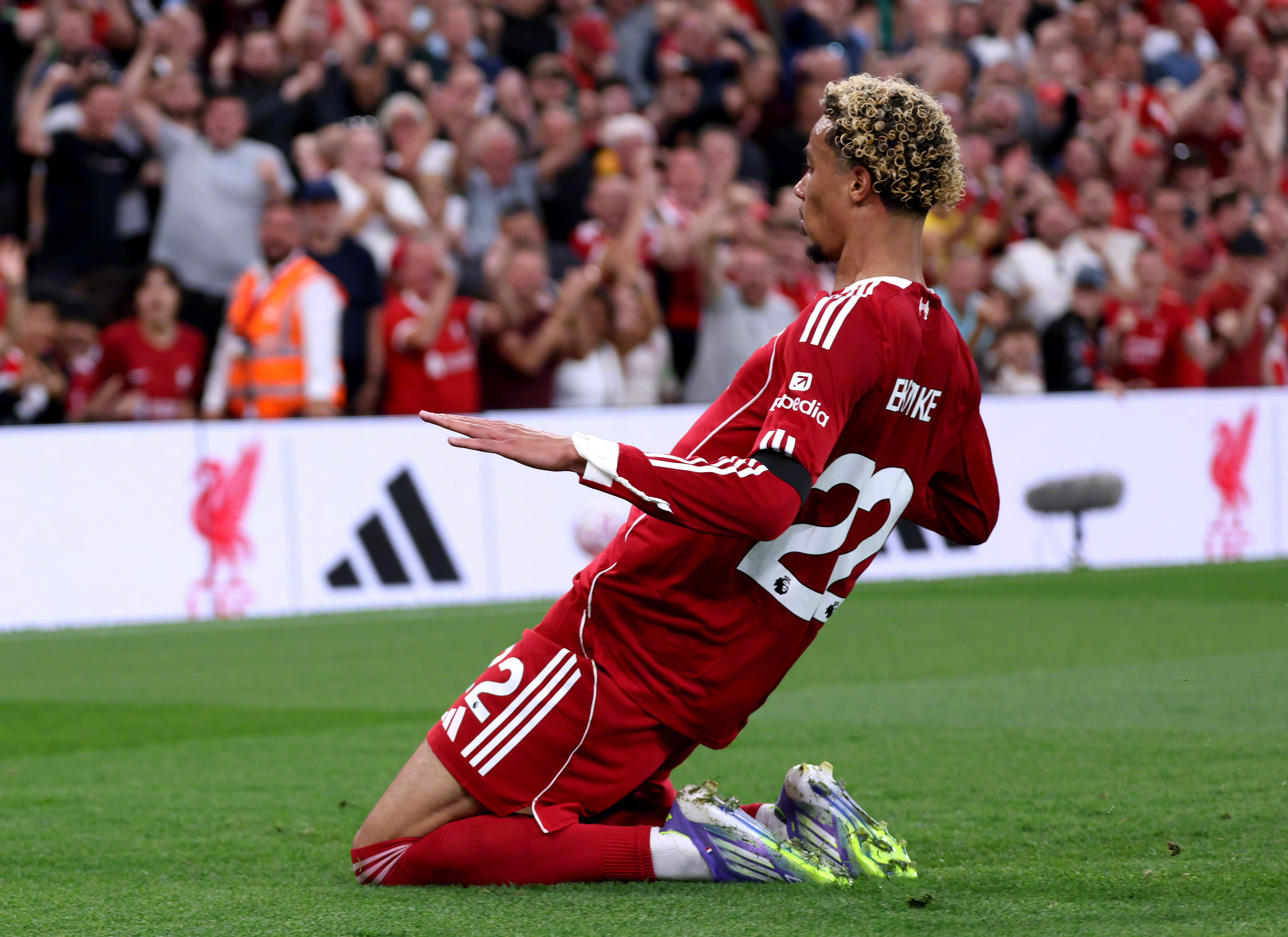 利物浦继续不败，英超卫冕冠军保持领先位置的简单介绍